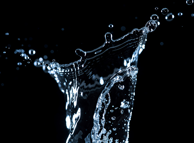 Split image showing motion blur with continuous light versus frozen motion with flash at the same shutter speed