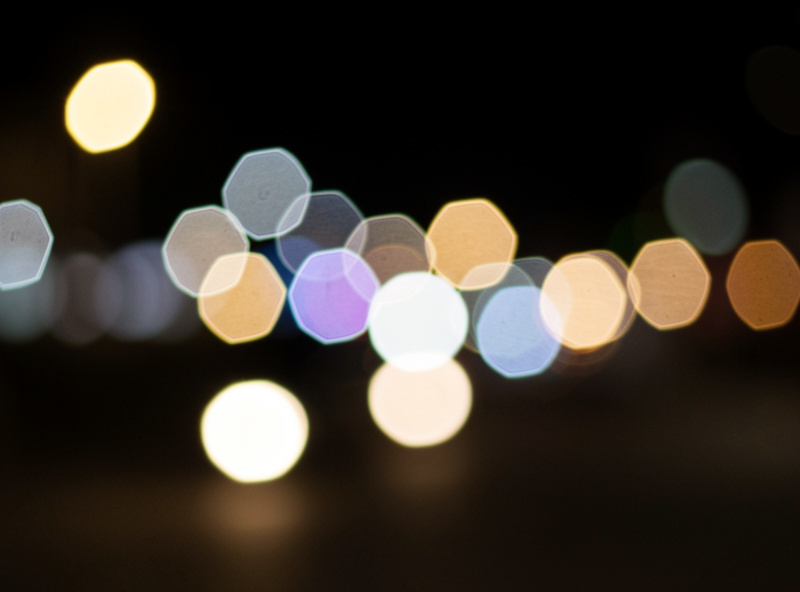 Out-of-focus background lights rendered as polygonal heptagon shapes from a stopped-down lens