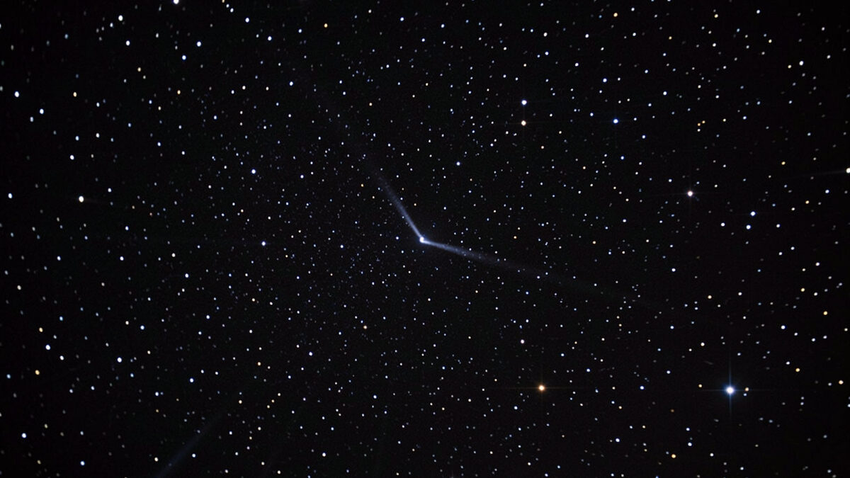 Corner stars showing comet-shaped coma distortion in an astrophotography lens test