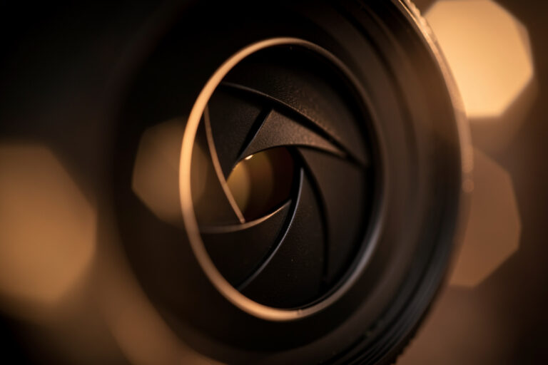 Lens aperture with rounded blades half closed next to out-of-focus polygonal highlights