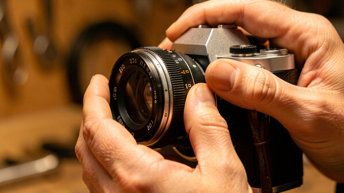 Focusing an adapted manual lens on a mirrorless camera by hand