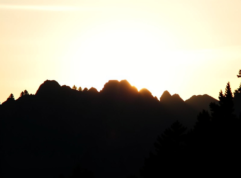 Mountain range at dawn showing a jagged skyline where a hard graduated filter would darken the peaks