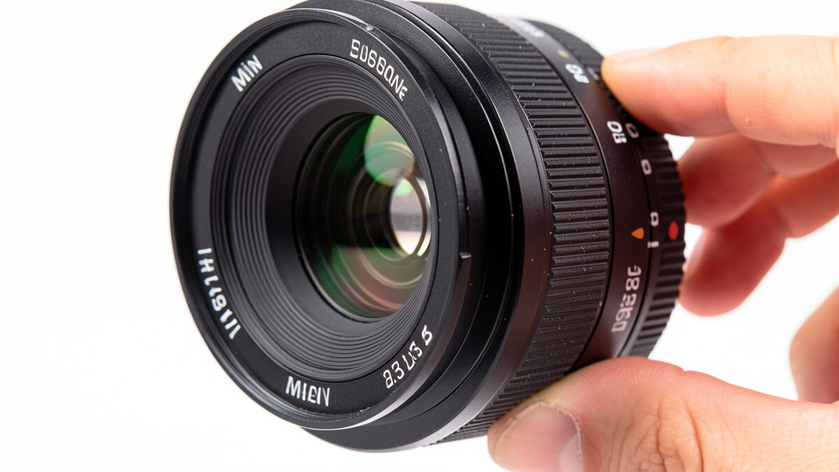 A variable ND filter being rotated on a mirrorless camera lens